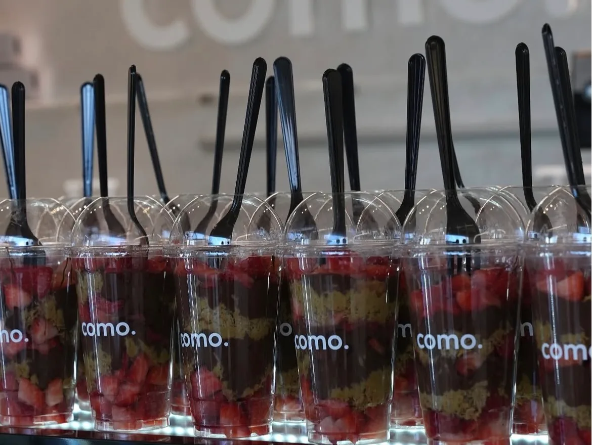 Dessertbekers met aardbei en chocolade in gemerkte COMO-bekers
