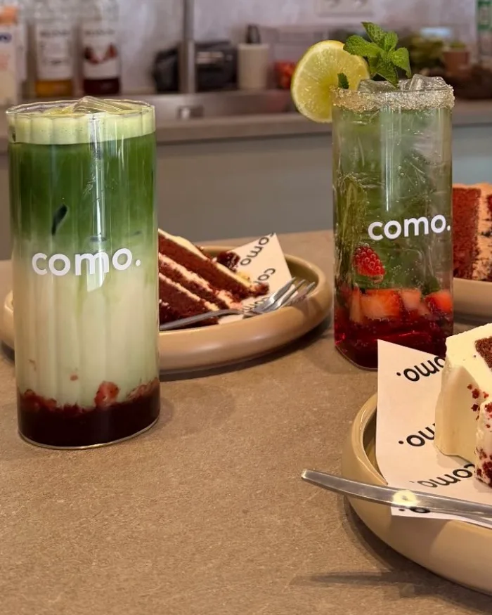 Iced matcha en een mocktail in gemerkte COMO-glazen op de bar