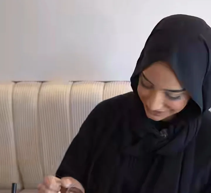 Een gast snijdt een punt cheesecake aan tafel bij COMO