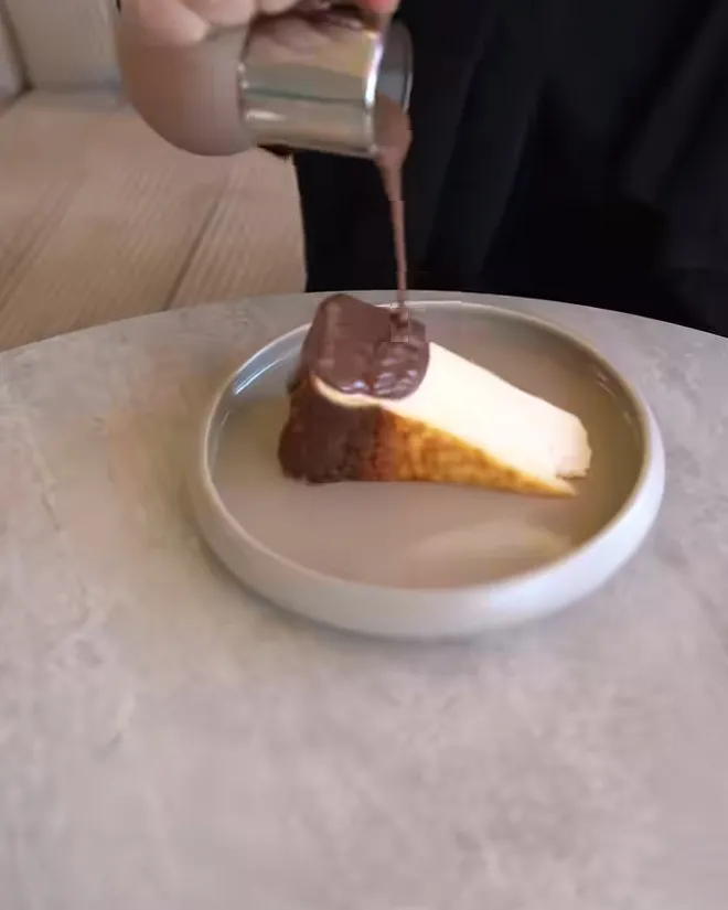 Cheesecake met warme chocoladesaus
