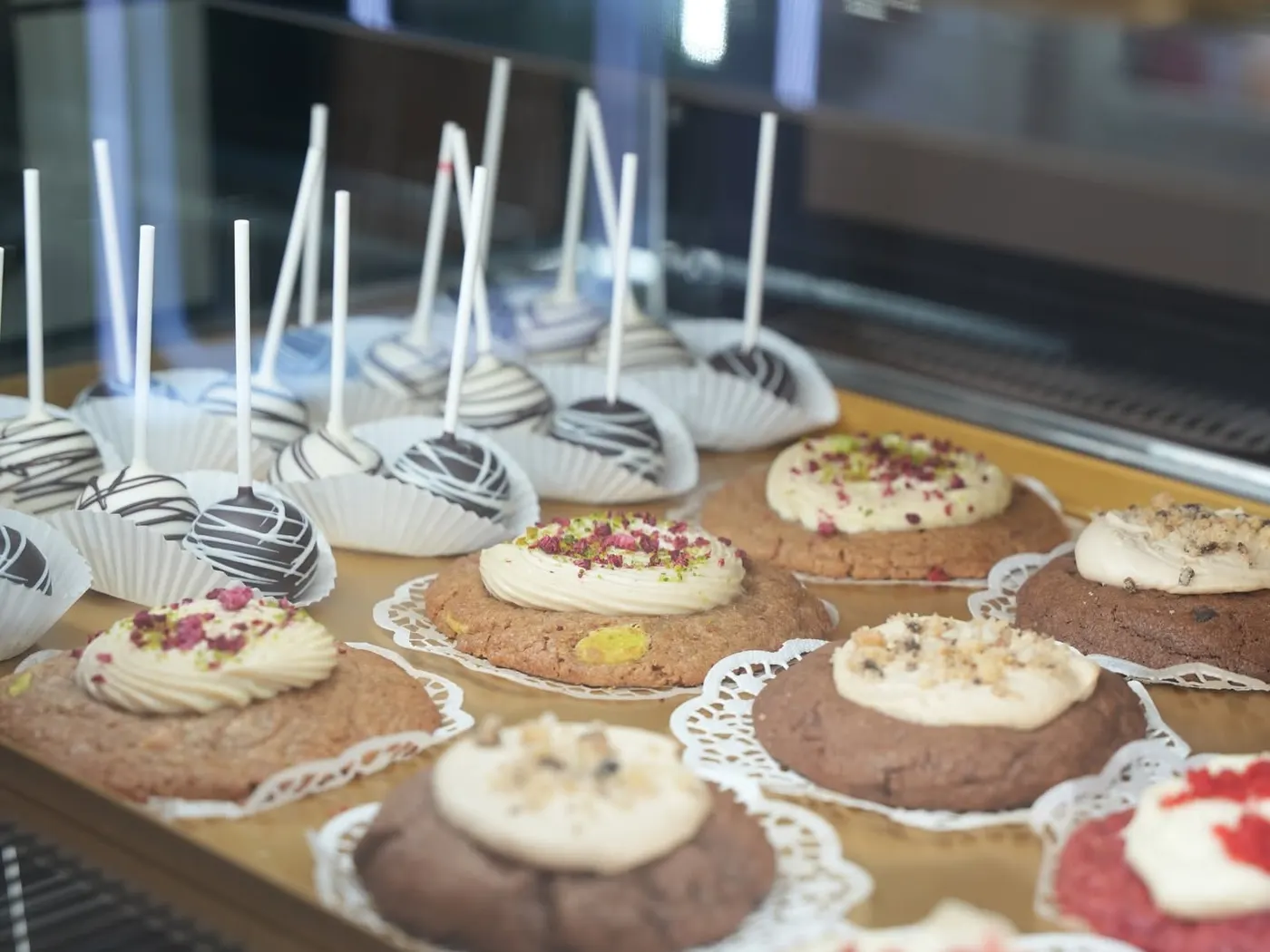 Cookies met roomtoef op gouden schalen