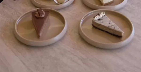 Een chocoladetaartje en een oreo-cheesecake op ronde schaaltjes