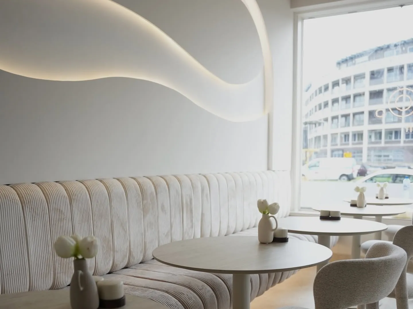 Het golvende lichtreliëf in het plafond van COMO boven de geribde bank