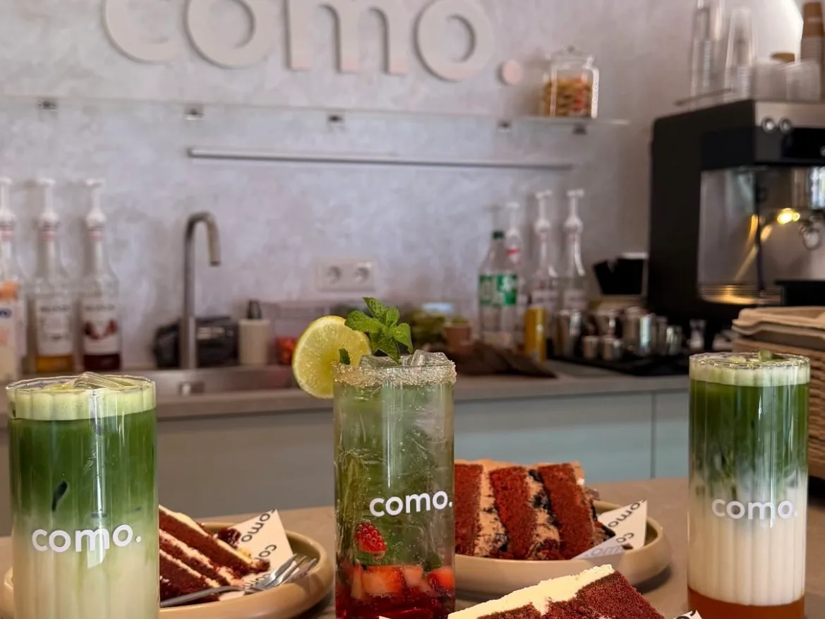 Matcha, een mocktail en red velvet op de bar van COMO, met de verlichte boog erachter