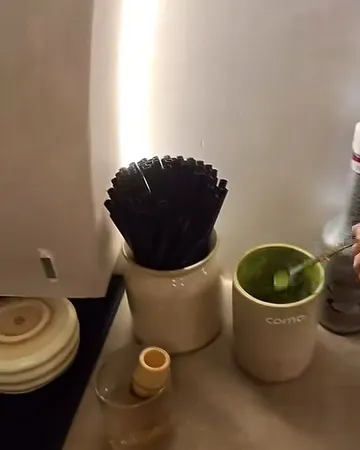 Bamboe garde, rietjes en gemerkte COMO-bekers op de bar