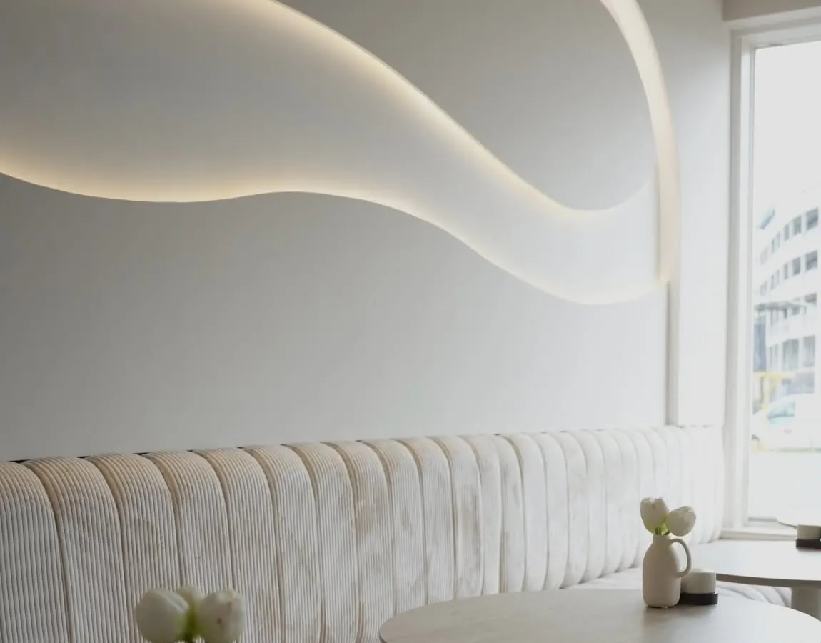 Het golvende lichtreliëf in het plafond van COMO