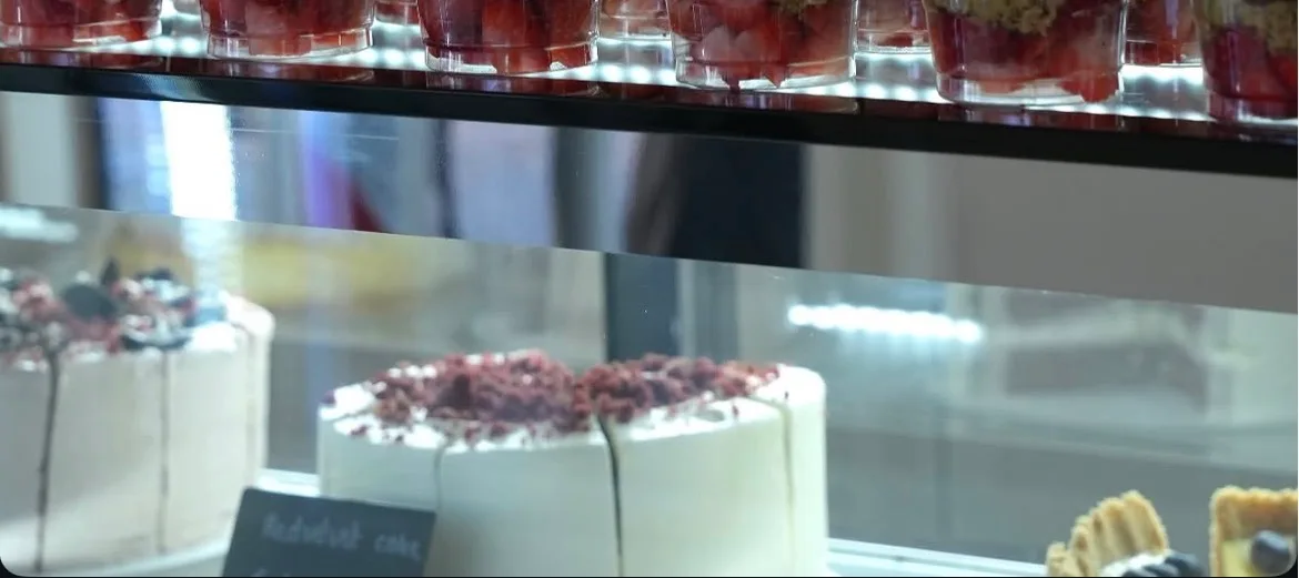Taarten met chocoladekrullen in de vitrine