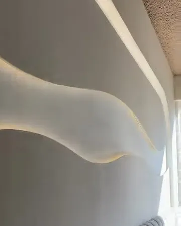 Het golvende reliëf in de wand van COMO